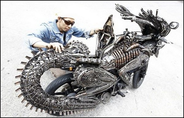 Мотоцикл-Чужой Sci-fi Bike, сделанный из металлолома (3 фото)