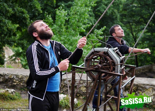 Ближе к Богу: как живет монах на 40-метровой скале (11 фото)