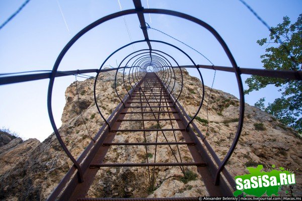 Ближе к Богу: как живет монах на 40-метровой скале (11 фото)