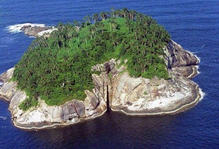 Жуткие истории пяти необитаемых островов (10 фото)