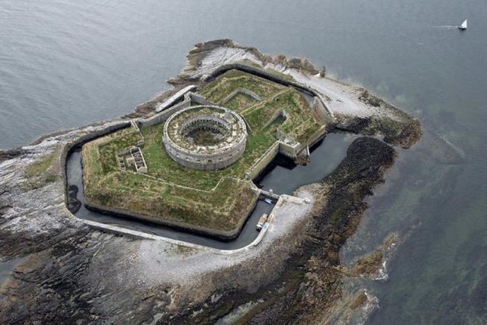 Жуткие истории пяти необитаемых островов (10 фото)